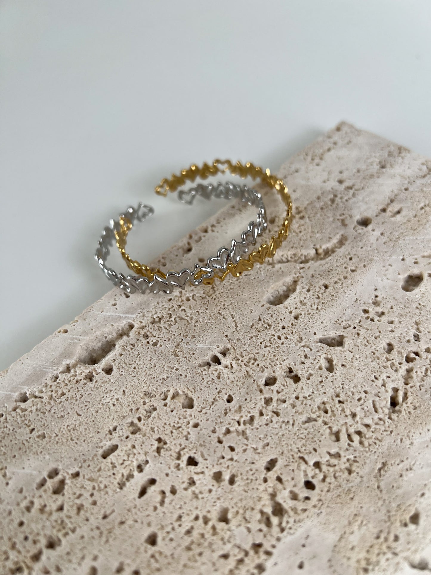 Bangle armband subtiele hartjes upside down