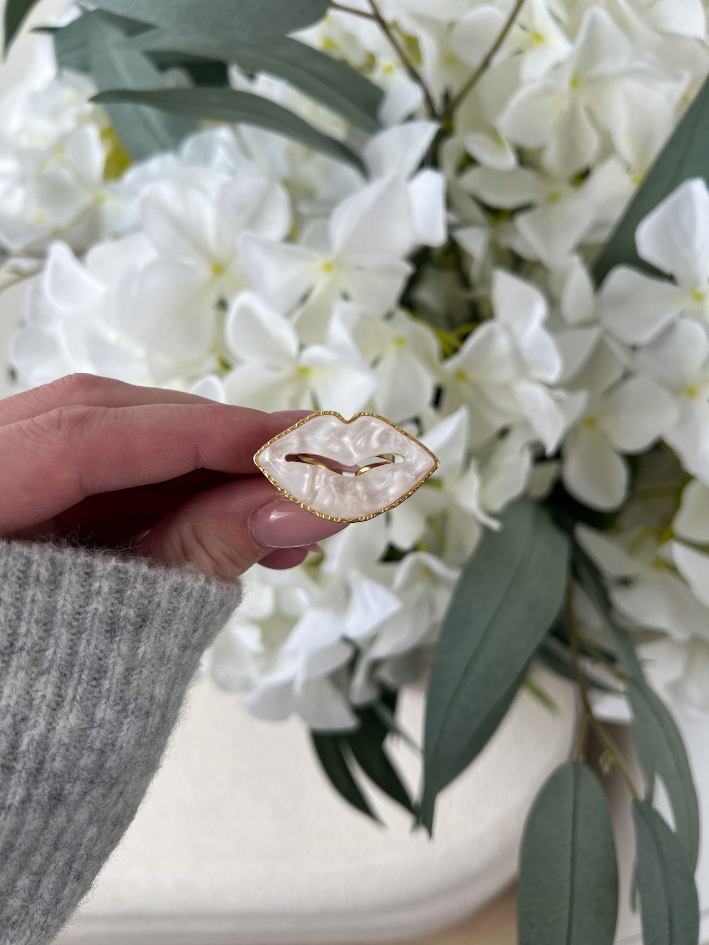 Ring lips met gekleurde steen