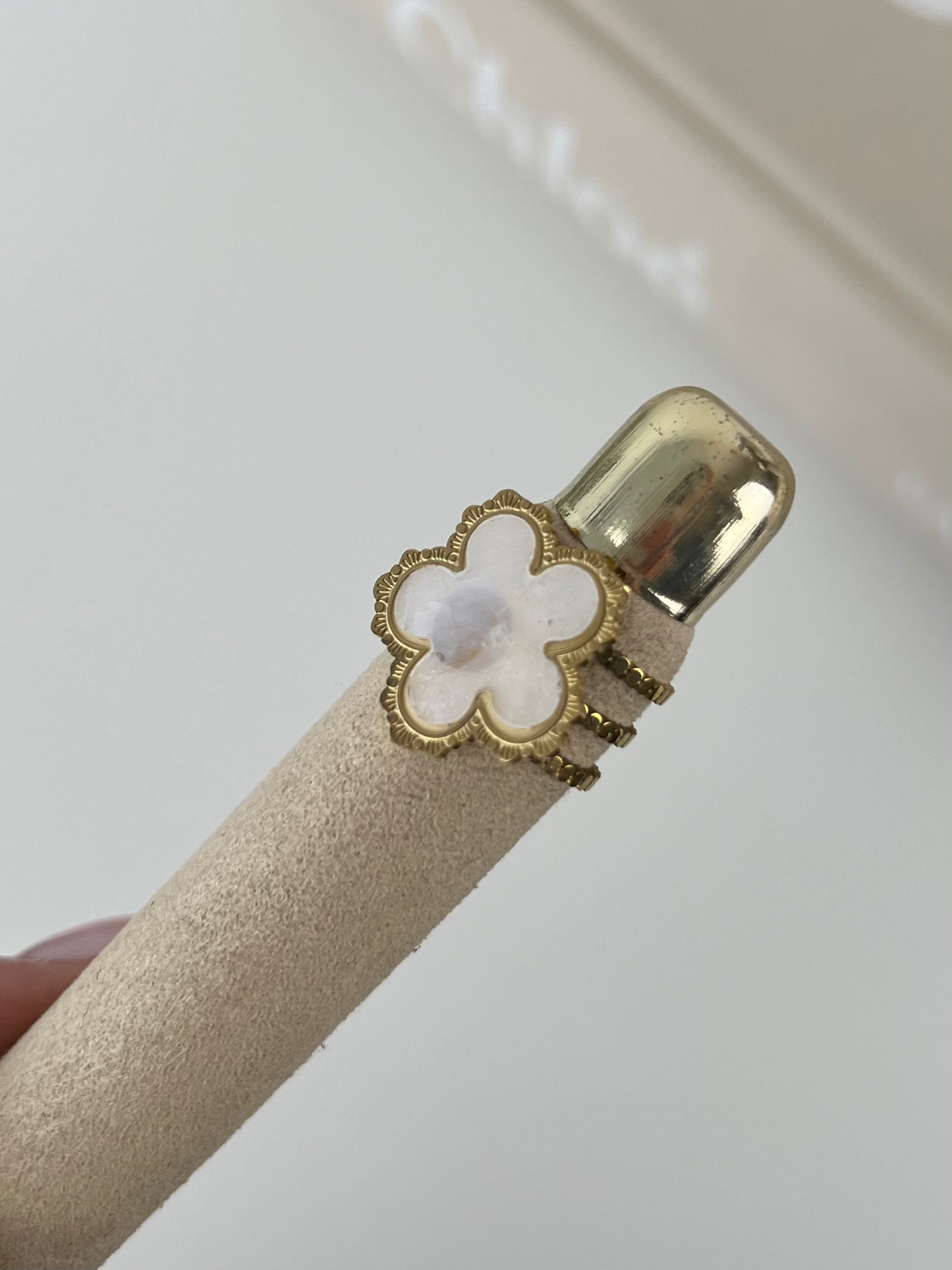 Ring witte bloem steen
