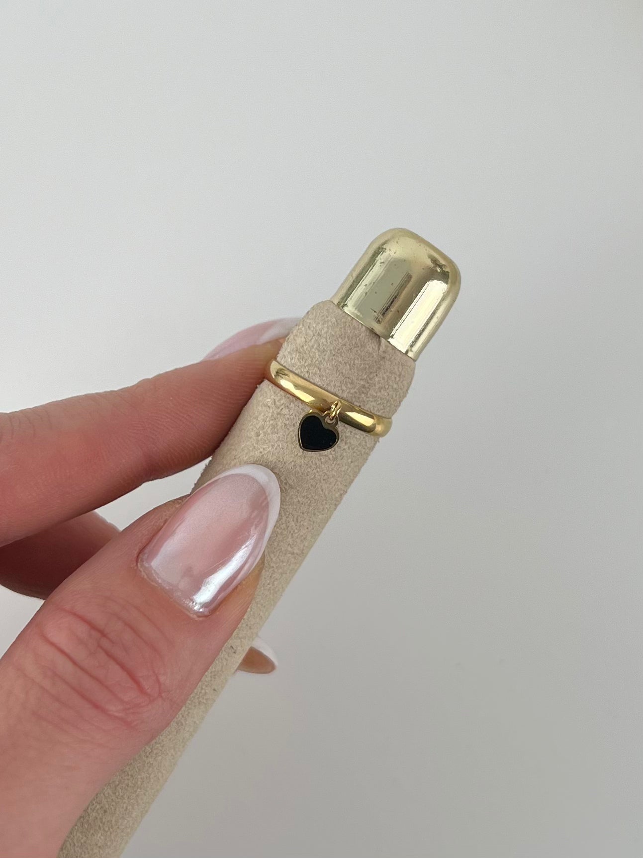 Ring met zwart hartje hanger
