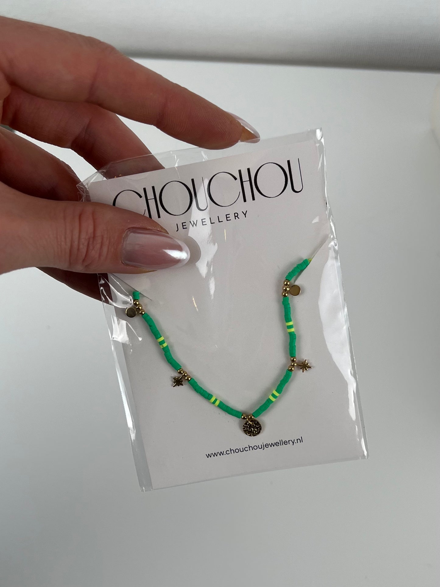 Ketting gekleurde kraaltjes met bedeltjes