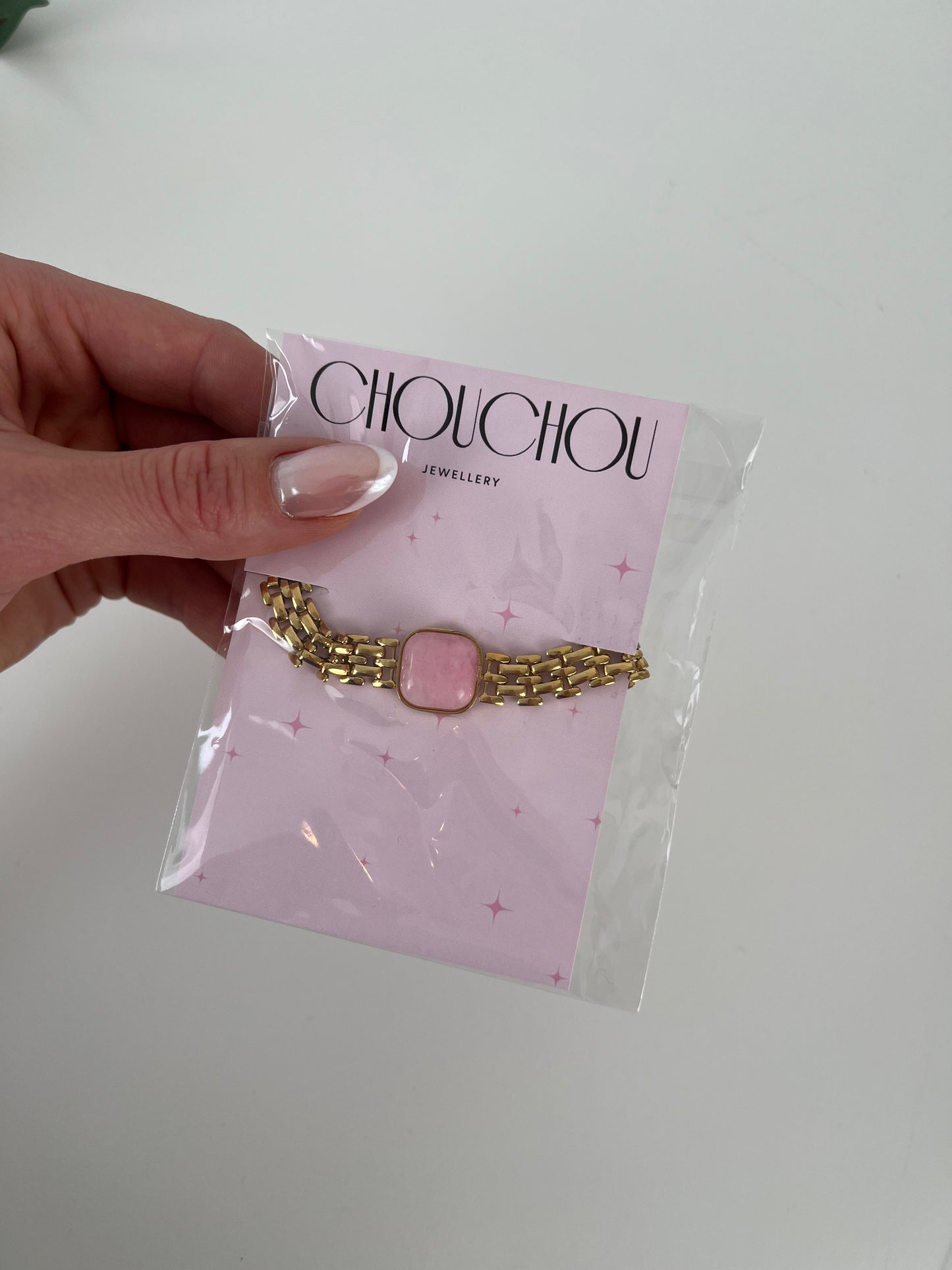 Platte schakelarmband met gekleurde steen