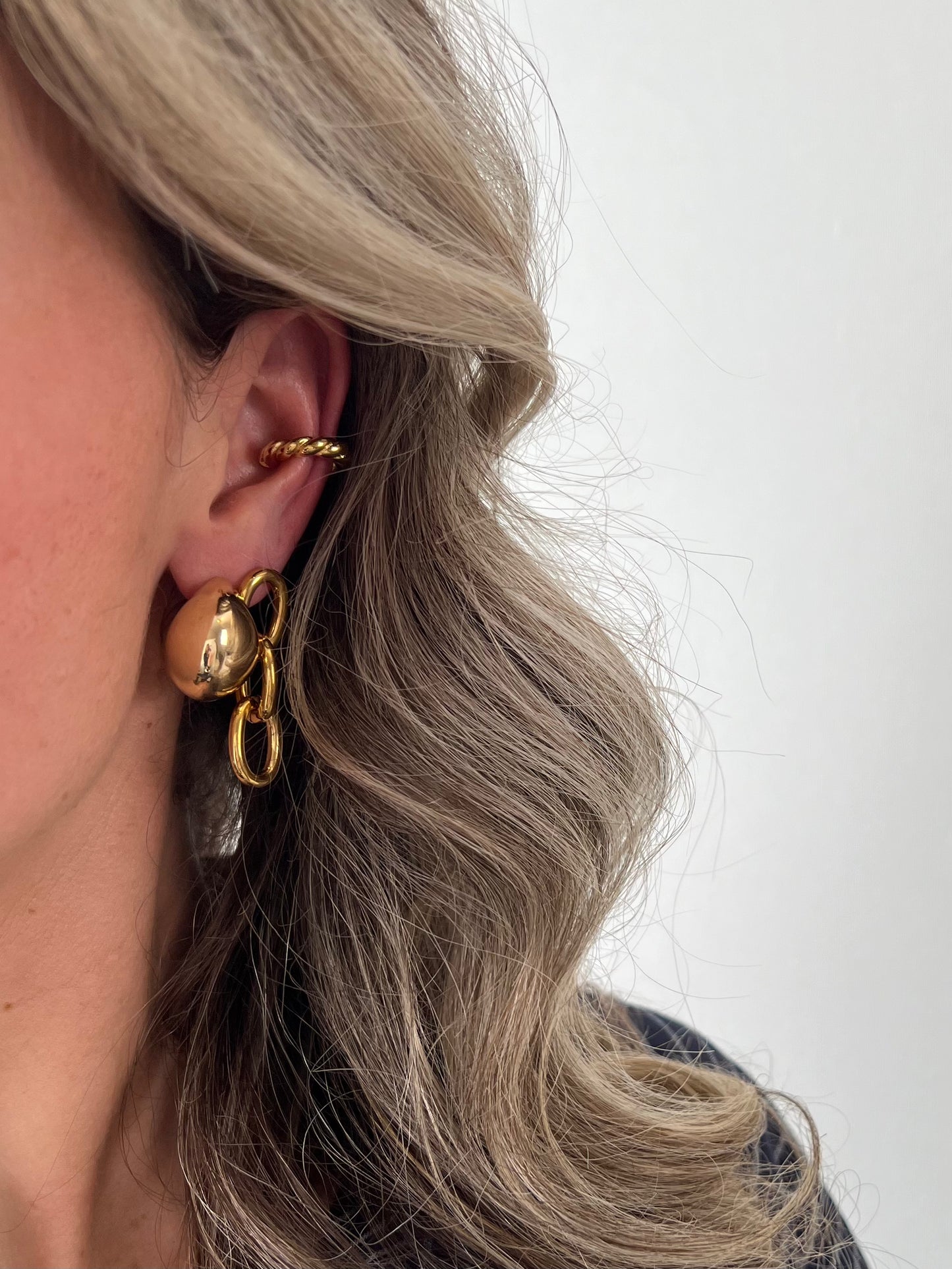 Earcuff gedraaid