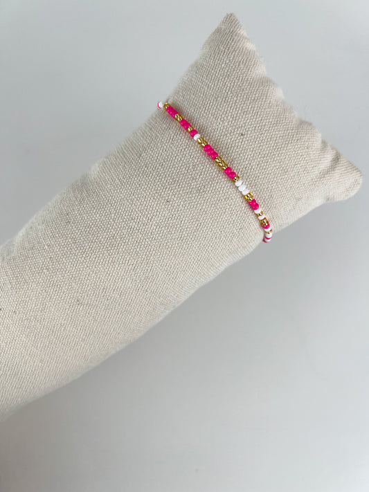 Elastisch armbandje met kleuren kraaltjes