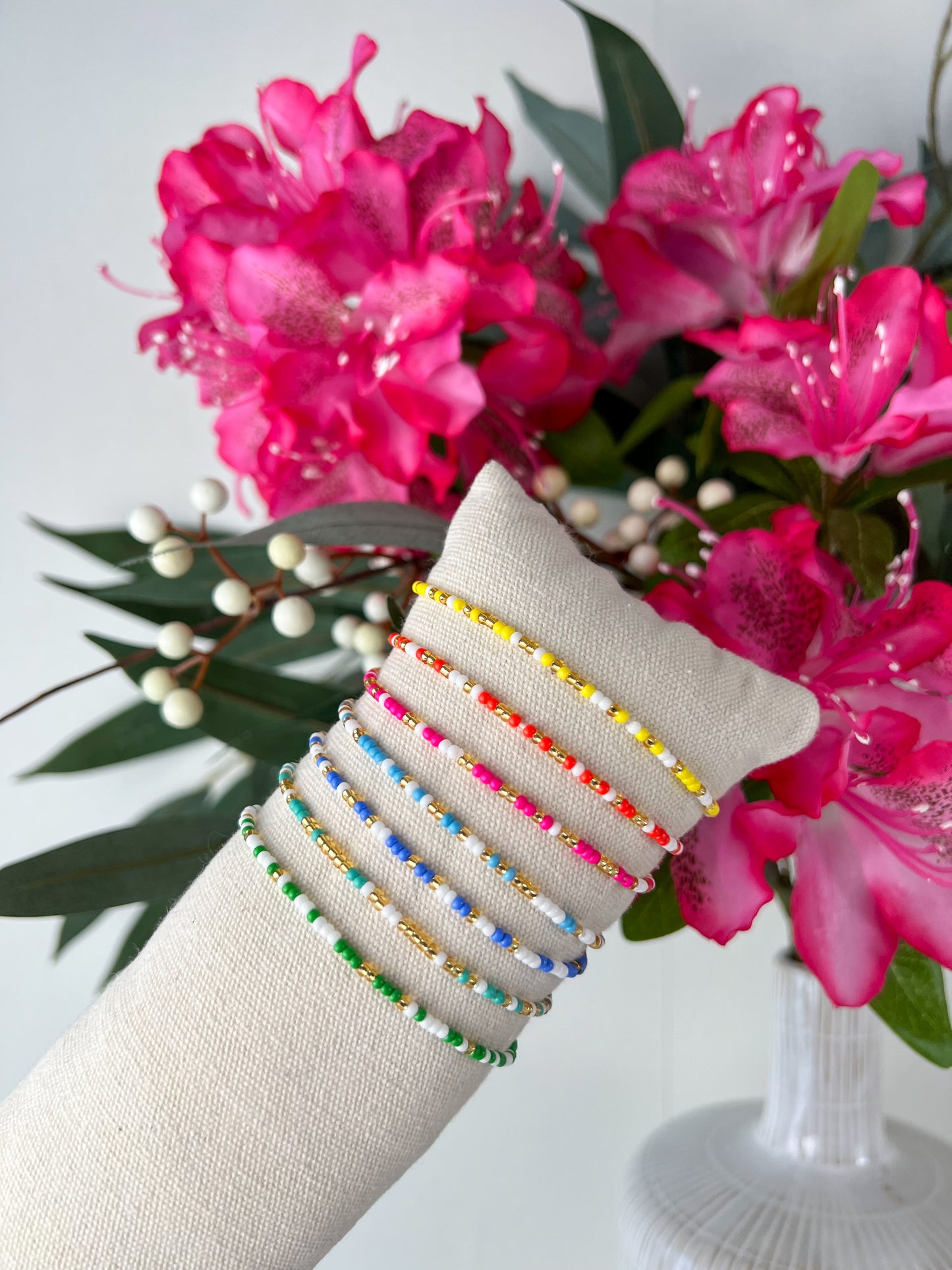 Elastisch armbandje met kleuren kraaltjes