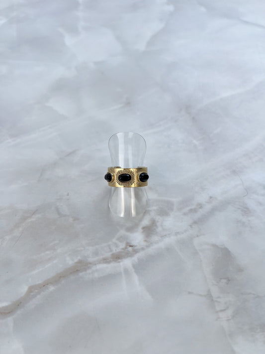 Ring met patronen en ovalen steentjes