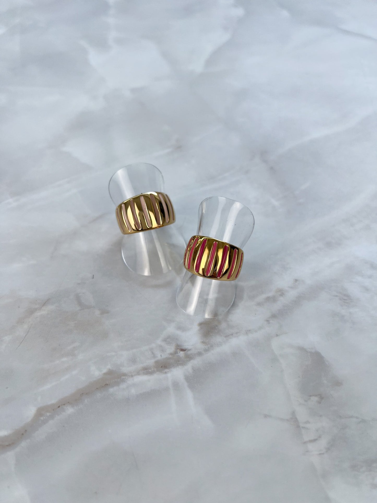 Ring met gekleurde streepjes