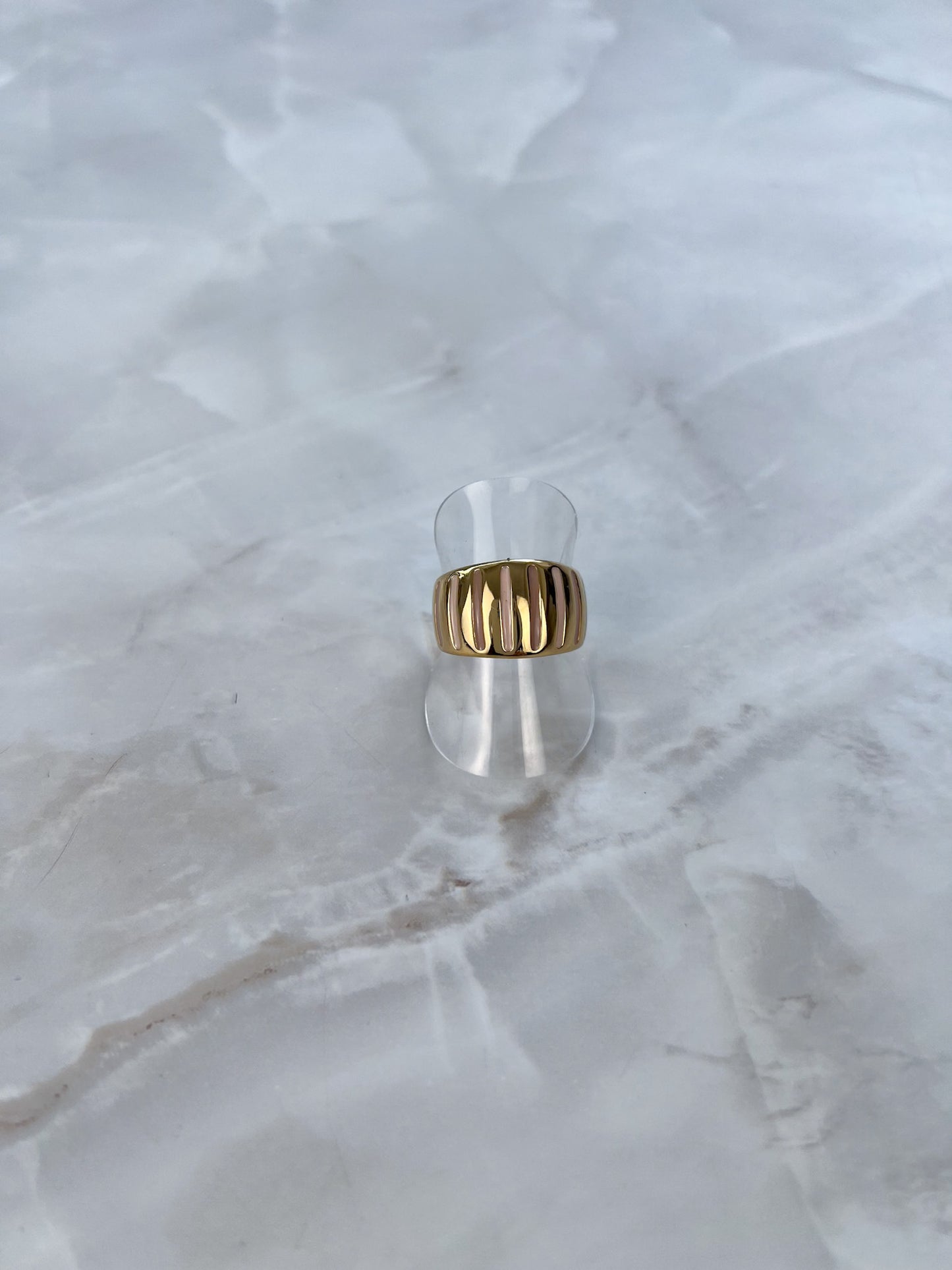 Ring met gekleurde streepjes