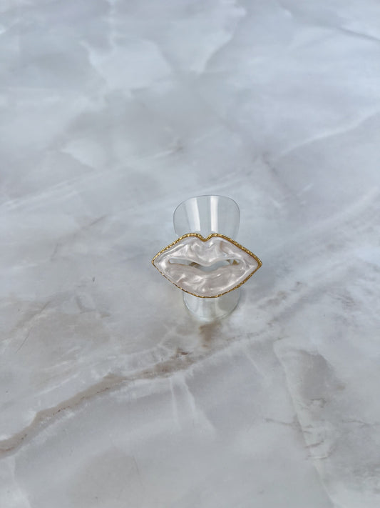 Ring lips met gekleurde steen