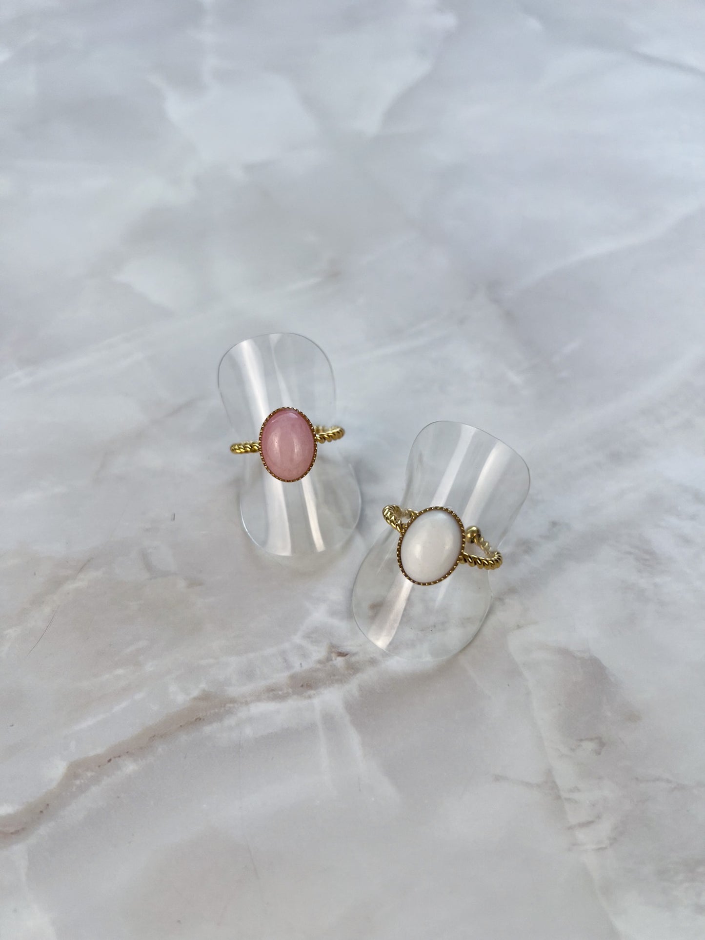 Ring met ovale gekleurd steentje