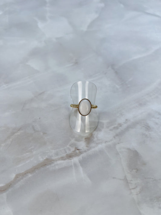 Ring met ovale gekleurd steentje