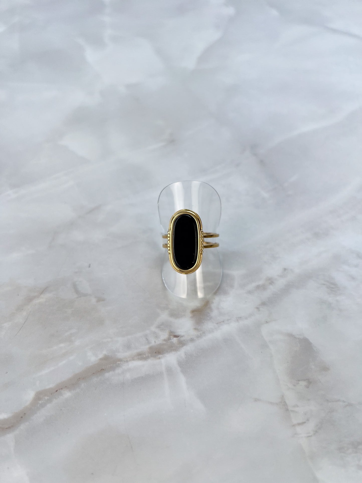 Ring met langwerpige steen