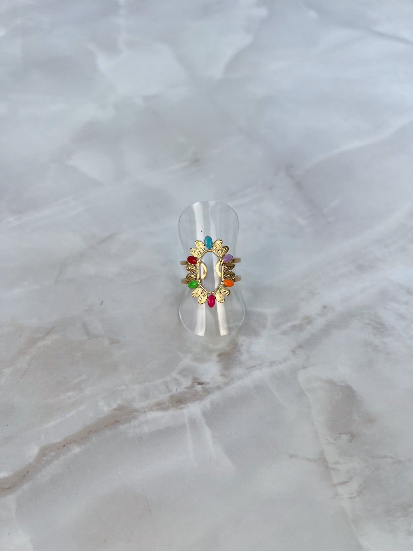 Ring met gekleurde blaadjes