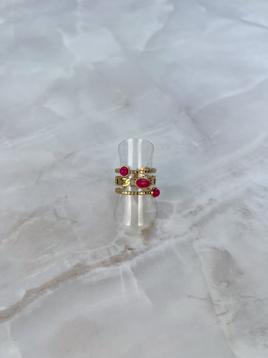 Ring met meerdere laagjes en fuchsia steentjes