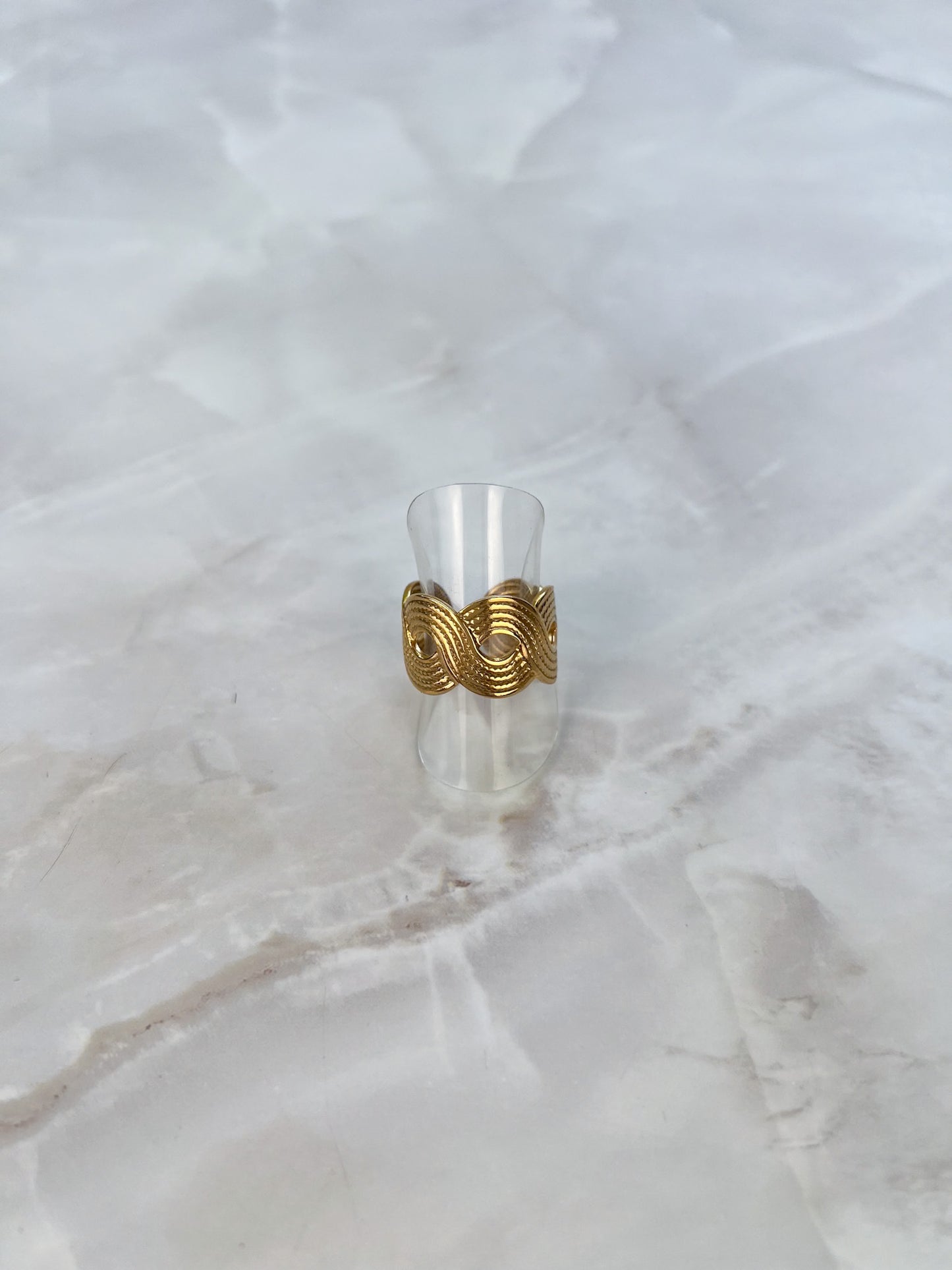 Ring statement gewoven schakels