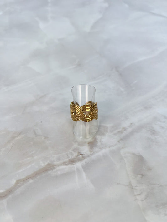Ring statement gewoven schakels