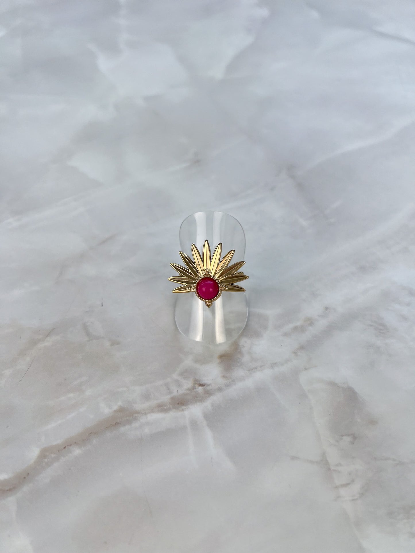 Ring half bloemetje met fuchsia steentje