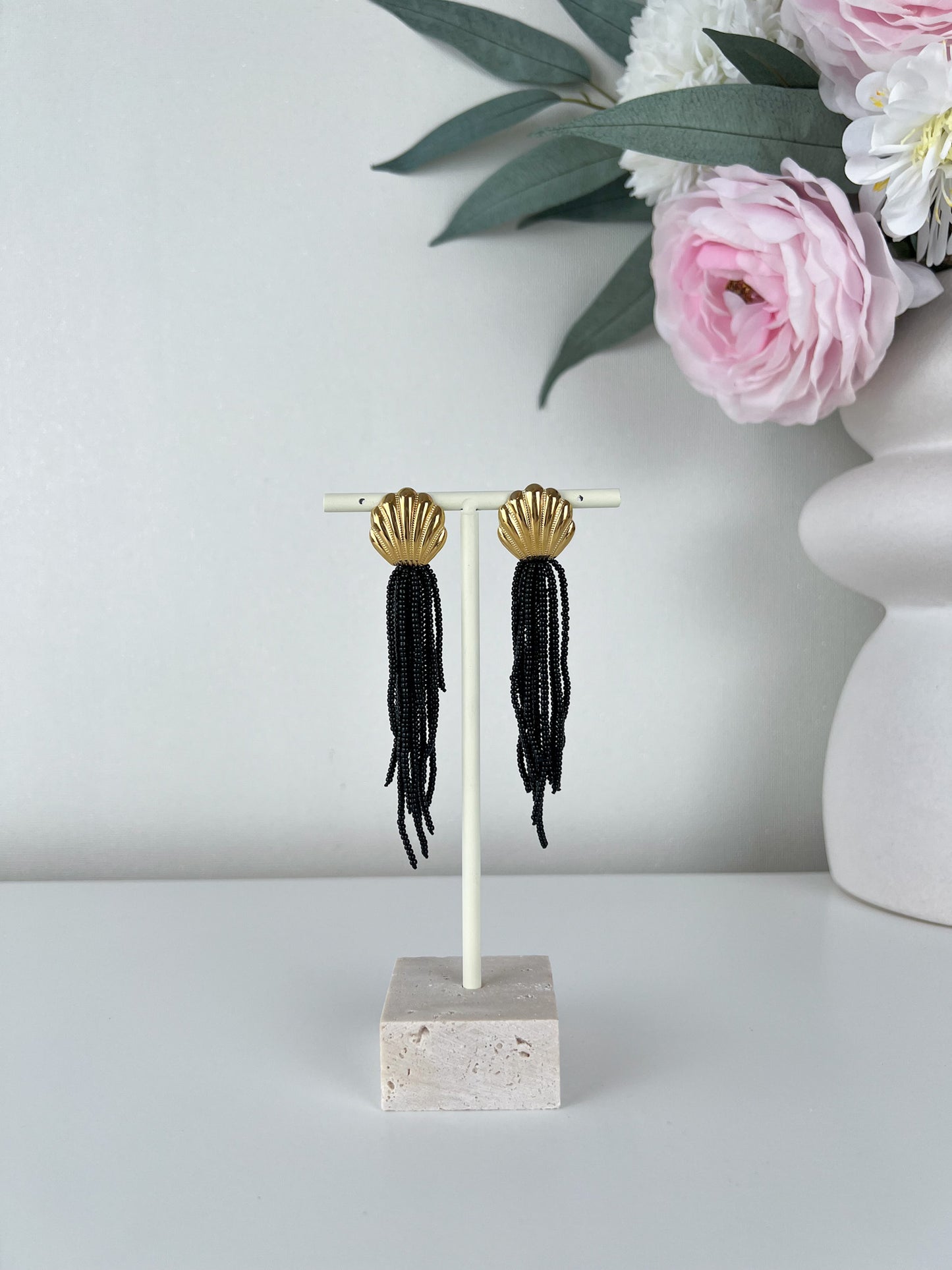 Statement schelp oorbellen met kraaltjes