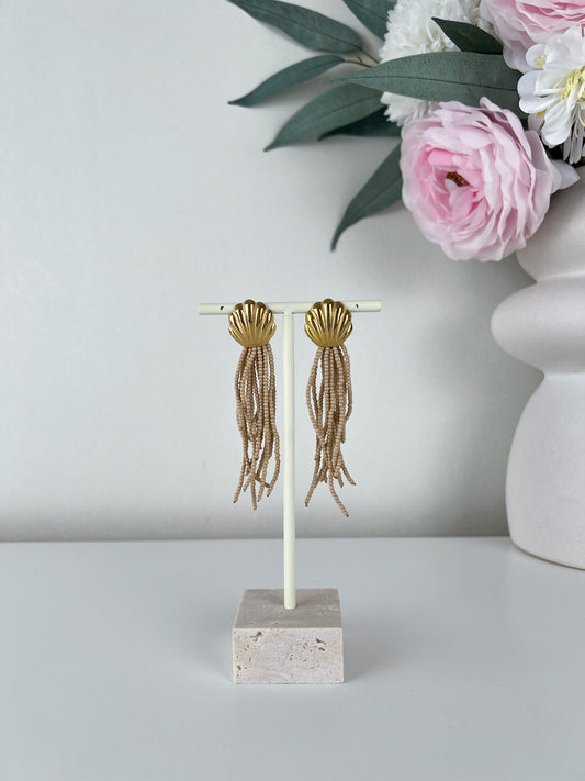 Statement schelp oorbellen met kraaltjes