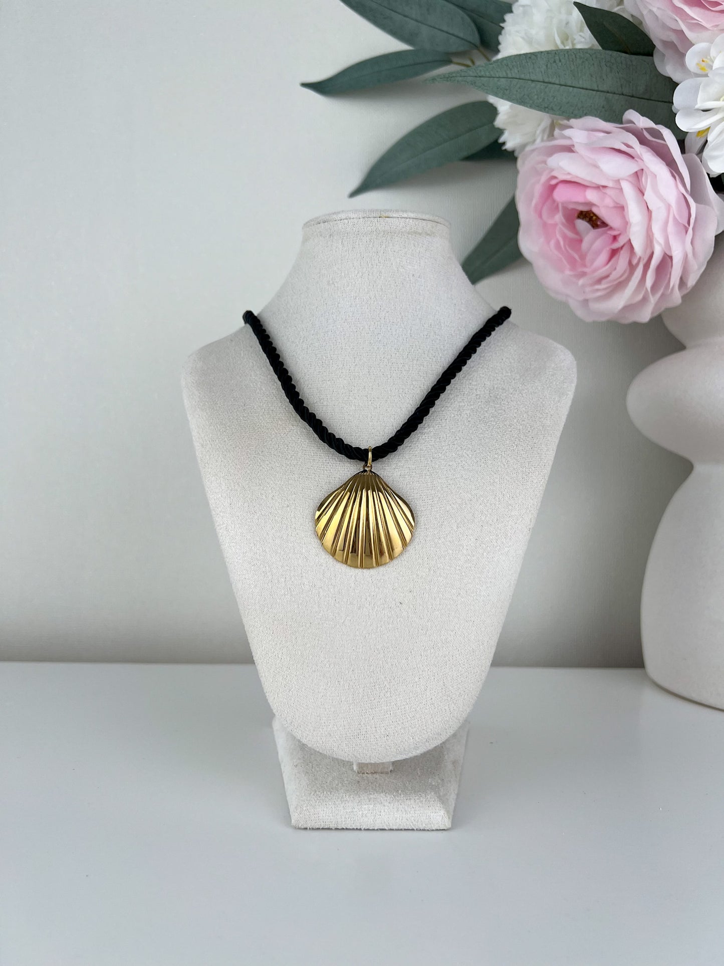 Ketting met touw en schelp bedel