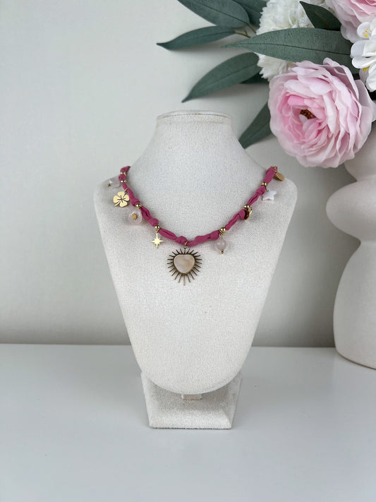 Ketting met gekleurde stof en bedels