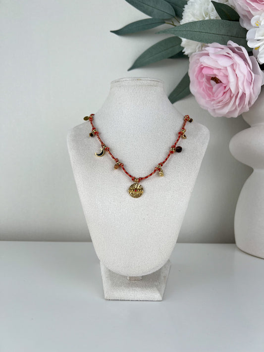Ketting met meerdere kleuren stof en bedels
