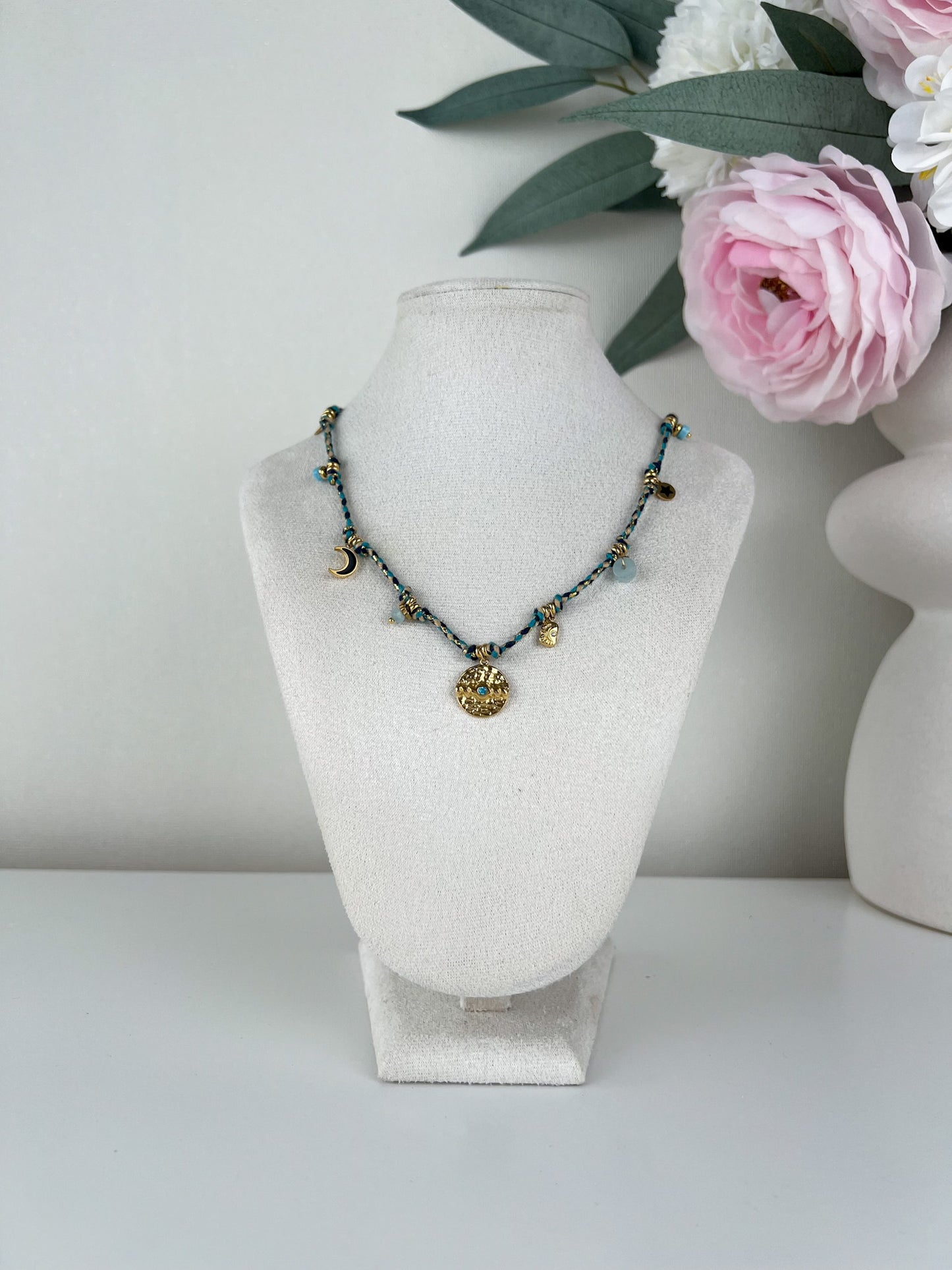 Ketting met meerdere kleuren stof en bedels