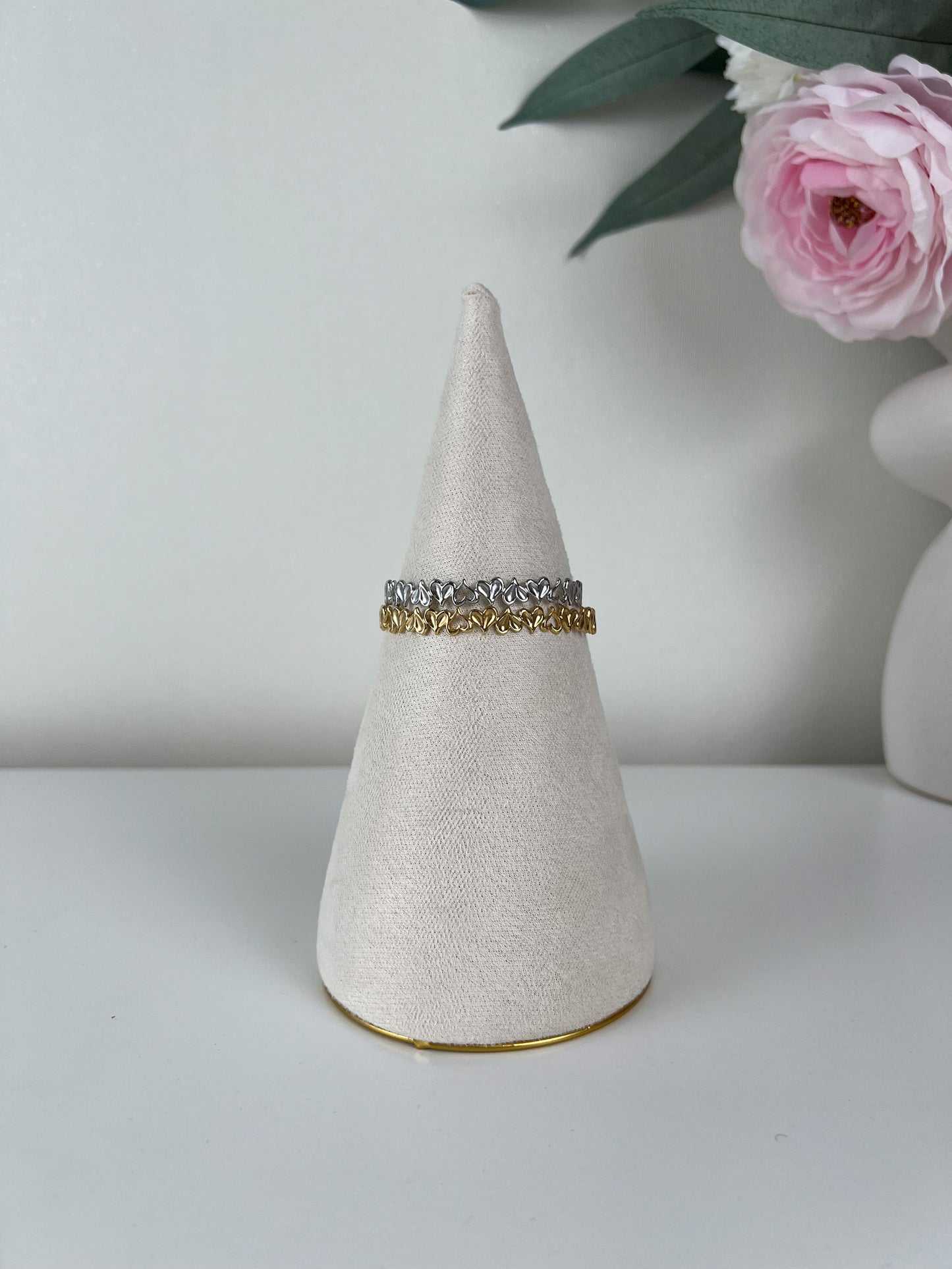 Bangle armband subtiele hartjes upside down