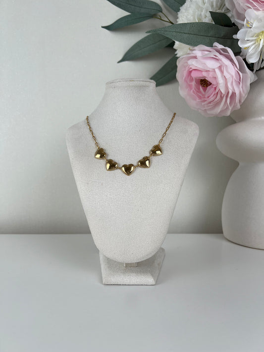 Schakel ketting met 5 hangende hartjes