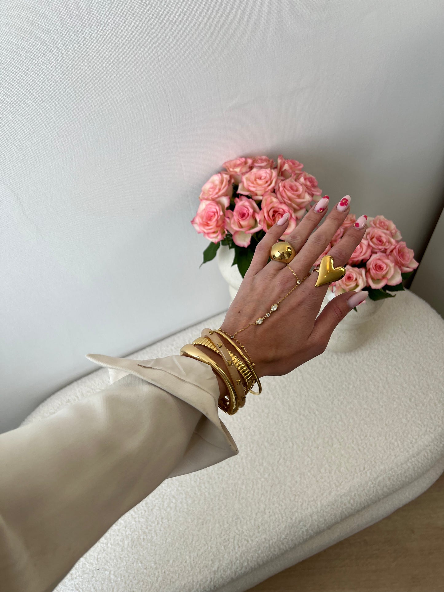 Hand chain met druppelvormige statement stenen