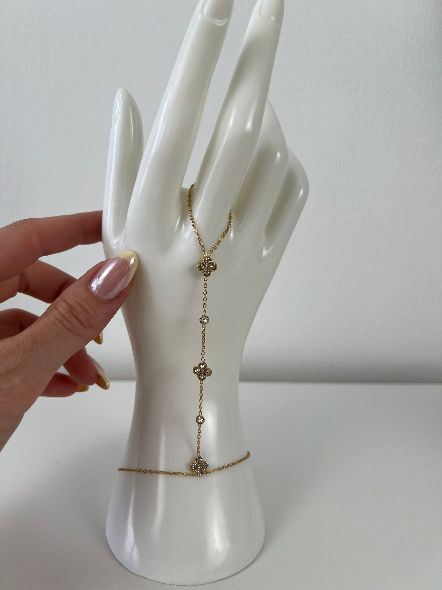 Hand chain met strass klavertjes