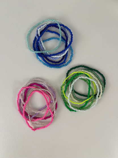 Grote set elastisch armbandjes met kleur kraaltjes