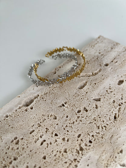 Bangle armband subtiele hartjes upside down