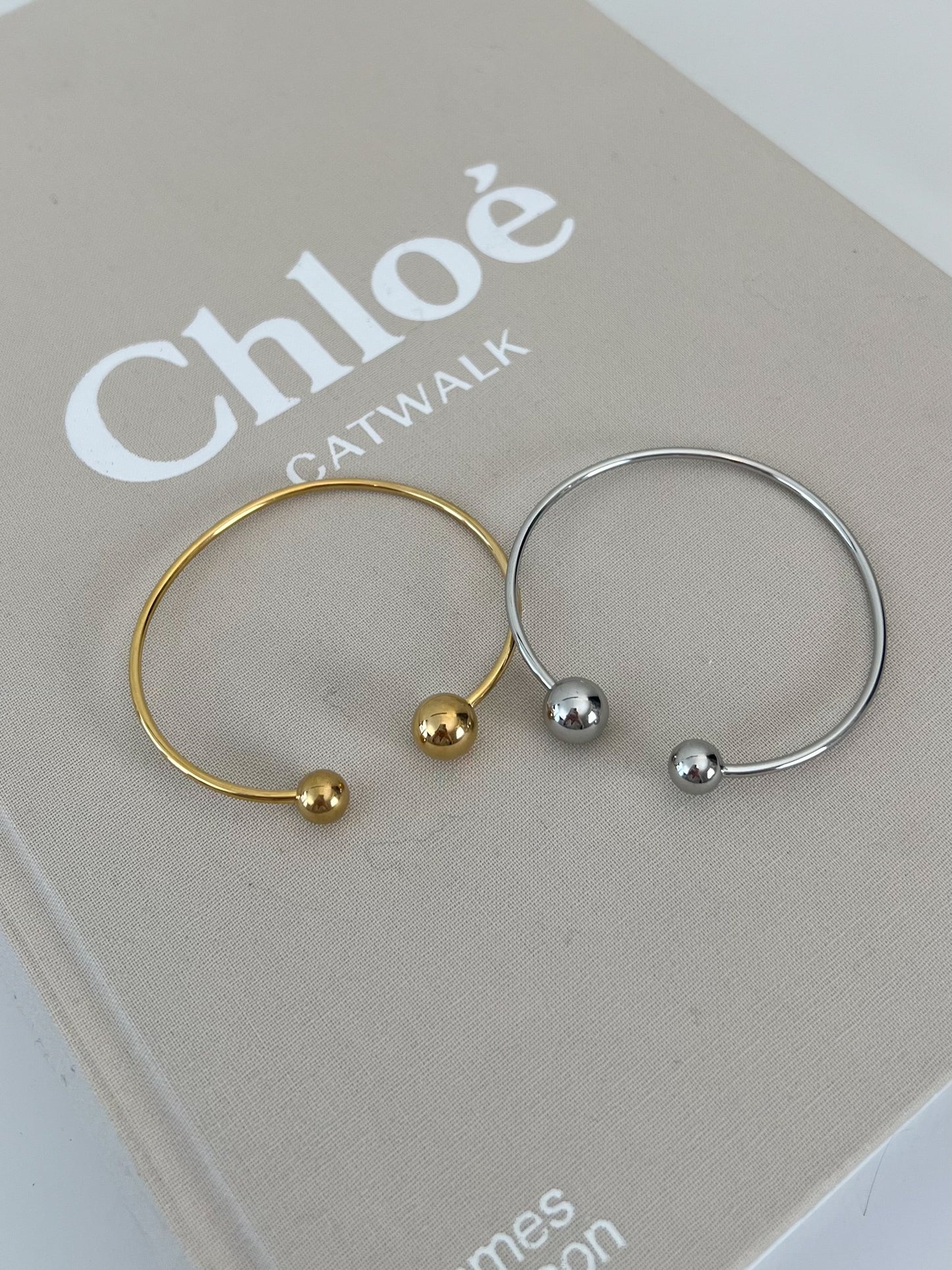 Bangle armband open voorzijde met balletjes