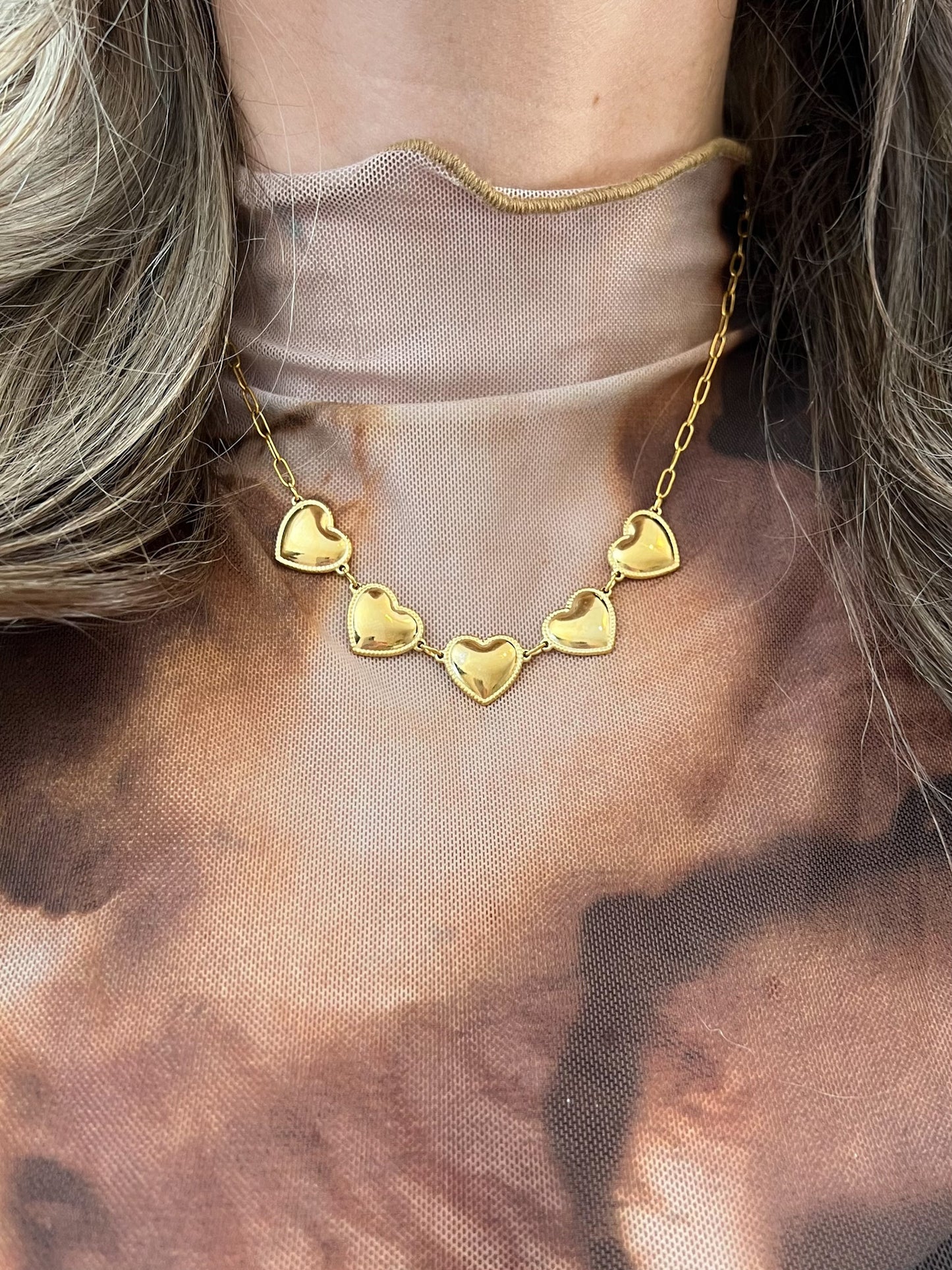 Schakel ketting met 5 hangende hartjes