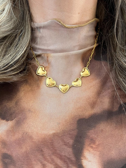Schakel ketting met 5 hangende hartjes