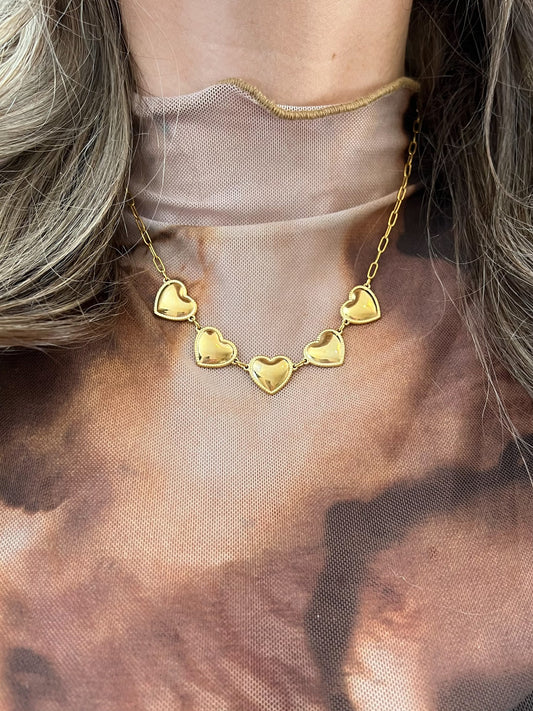 Schakel ketting met 5 hangende hartjes