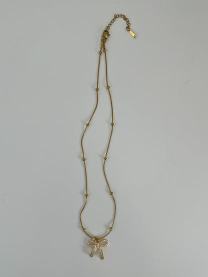 Balletjes ketting met strik bedel