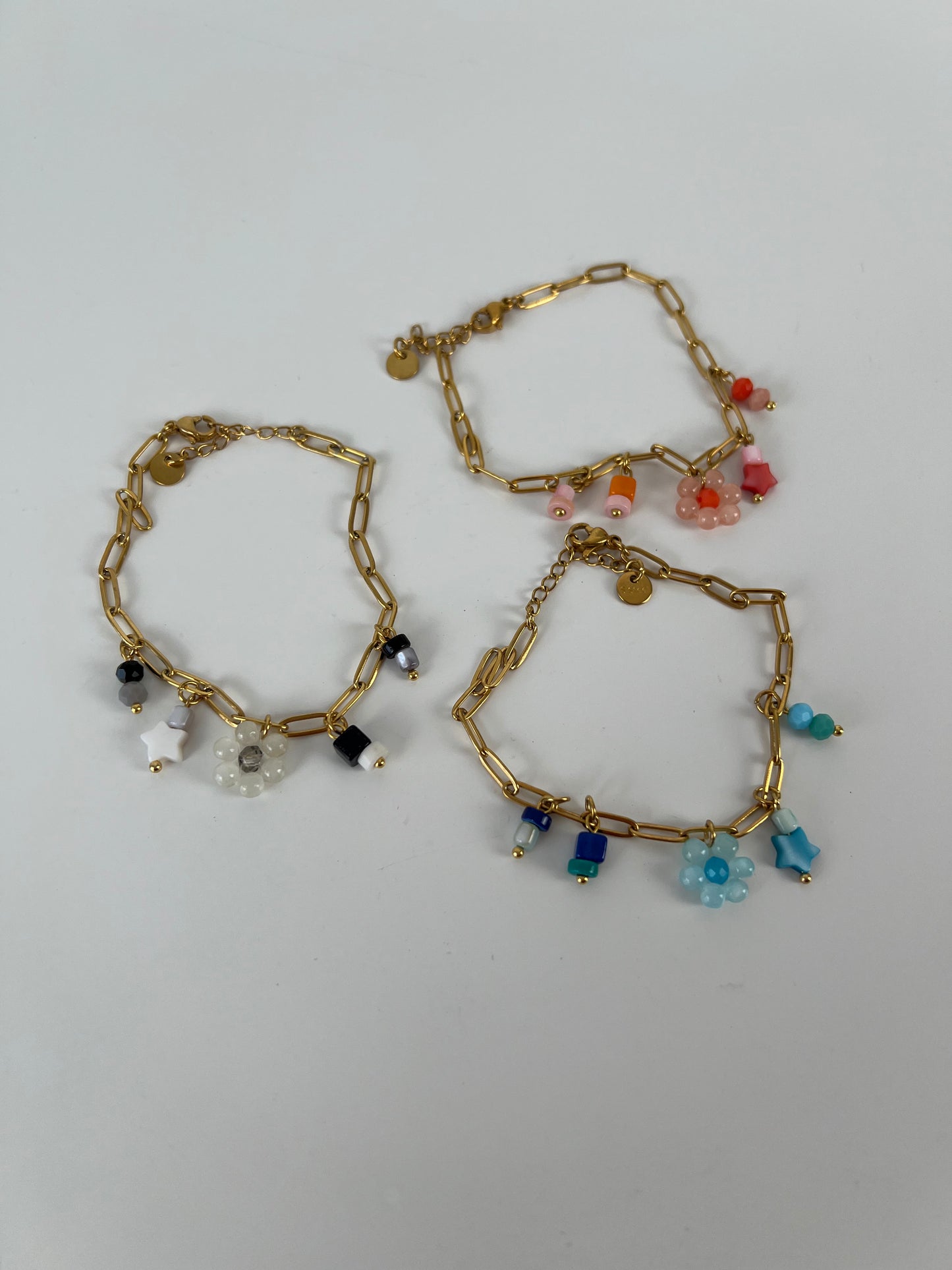 Armband met gekleurde kraaltjes en bloemetje