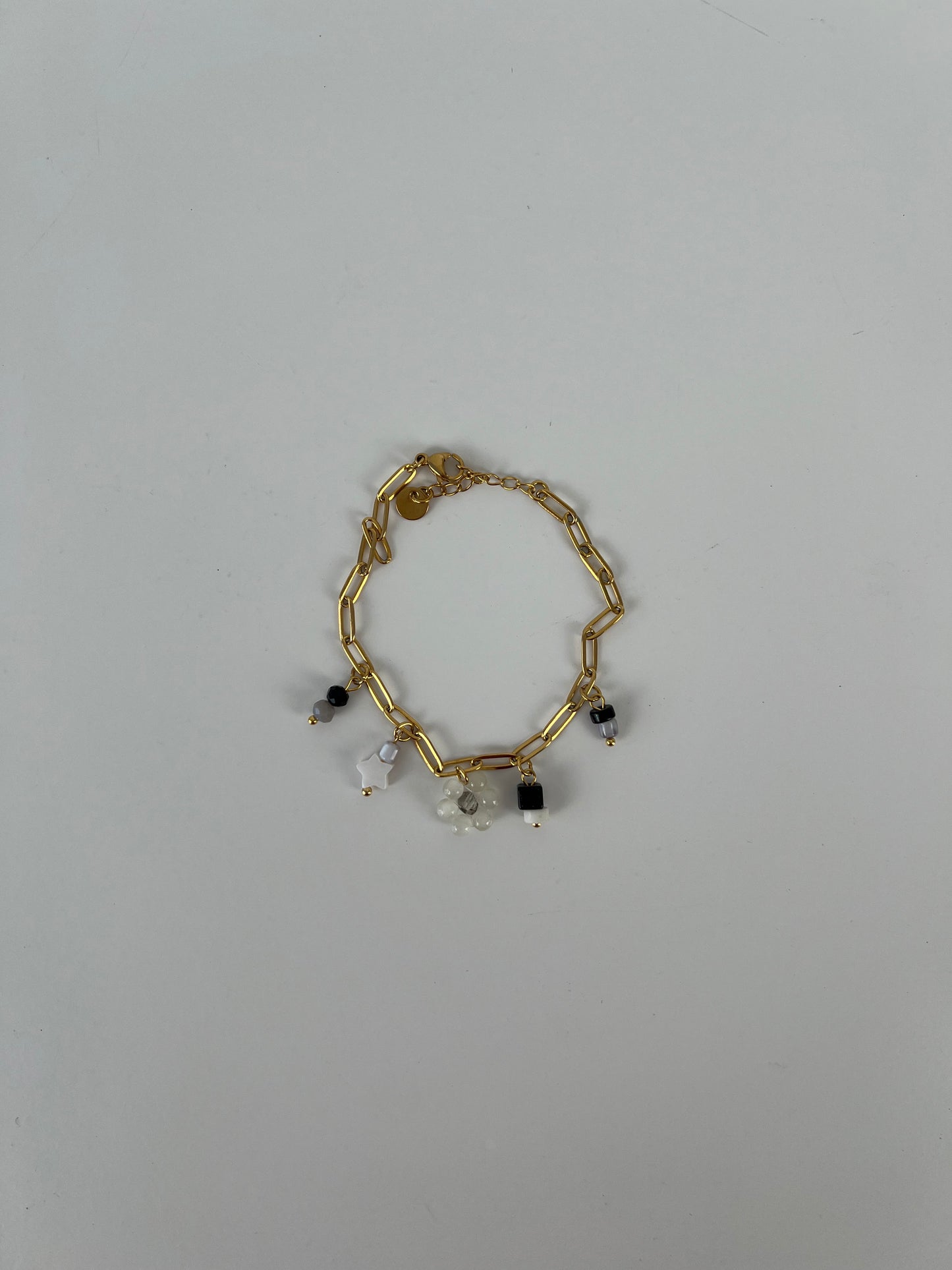 Armband met gekleurde kraaltjes en bloemetje
