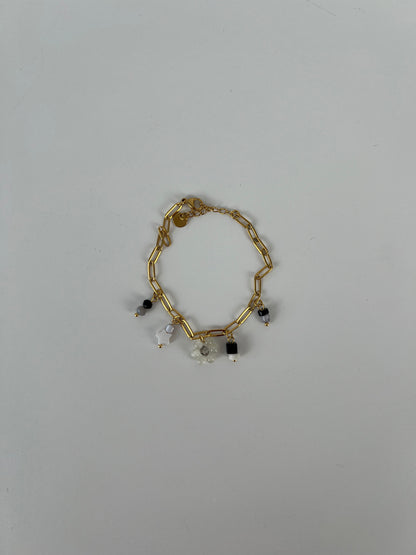 Armband met gekleurde kraaltjes en bloemetje