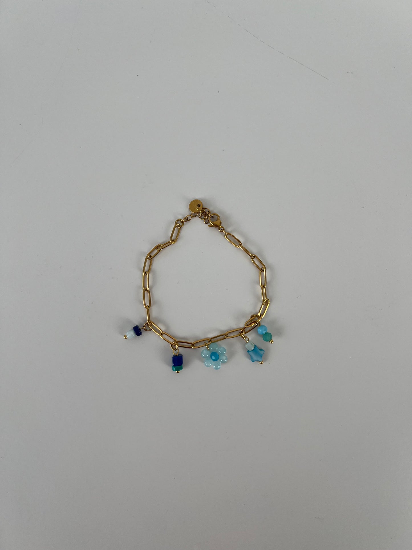 Armband met gekleurde kraaltjes en bloemetje