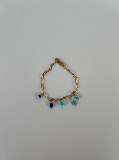 Armband met gekleurde kraaltjes en bloemetje