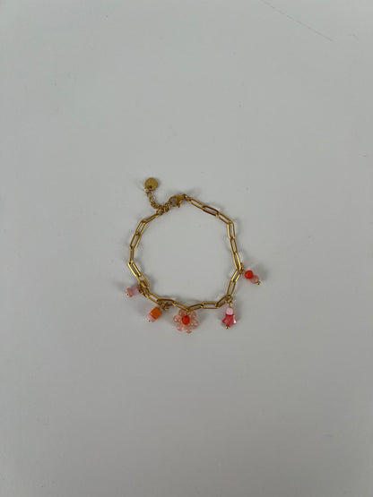 Armband met gekleurde kraaltjes en bloemetje