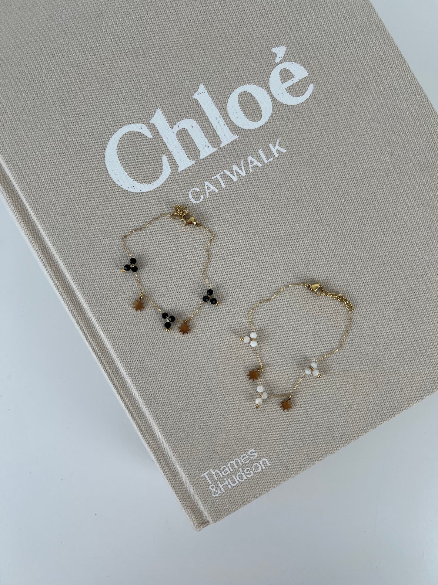Fijne armband met fijne kraaltjes en bedeltjes