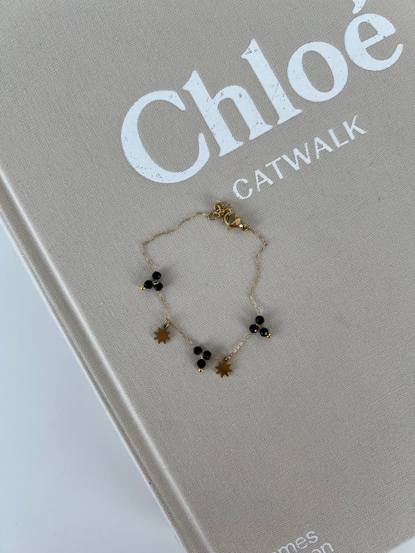 Fijne armband met fijne kraaltjes en bedeltjes