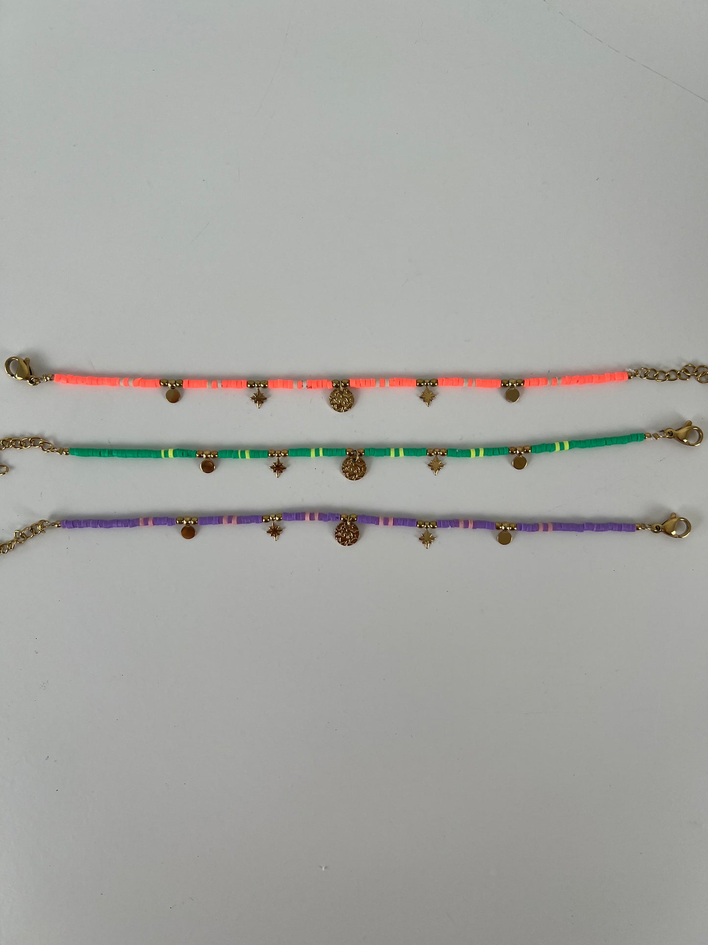 Armband fijne kraaltjes met bedeltjes