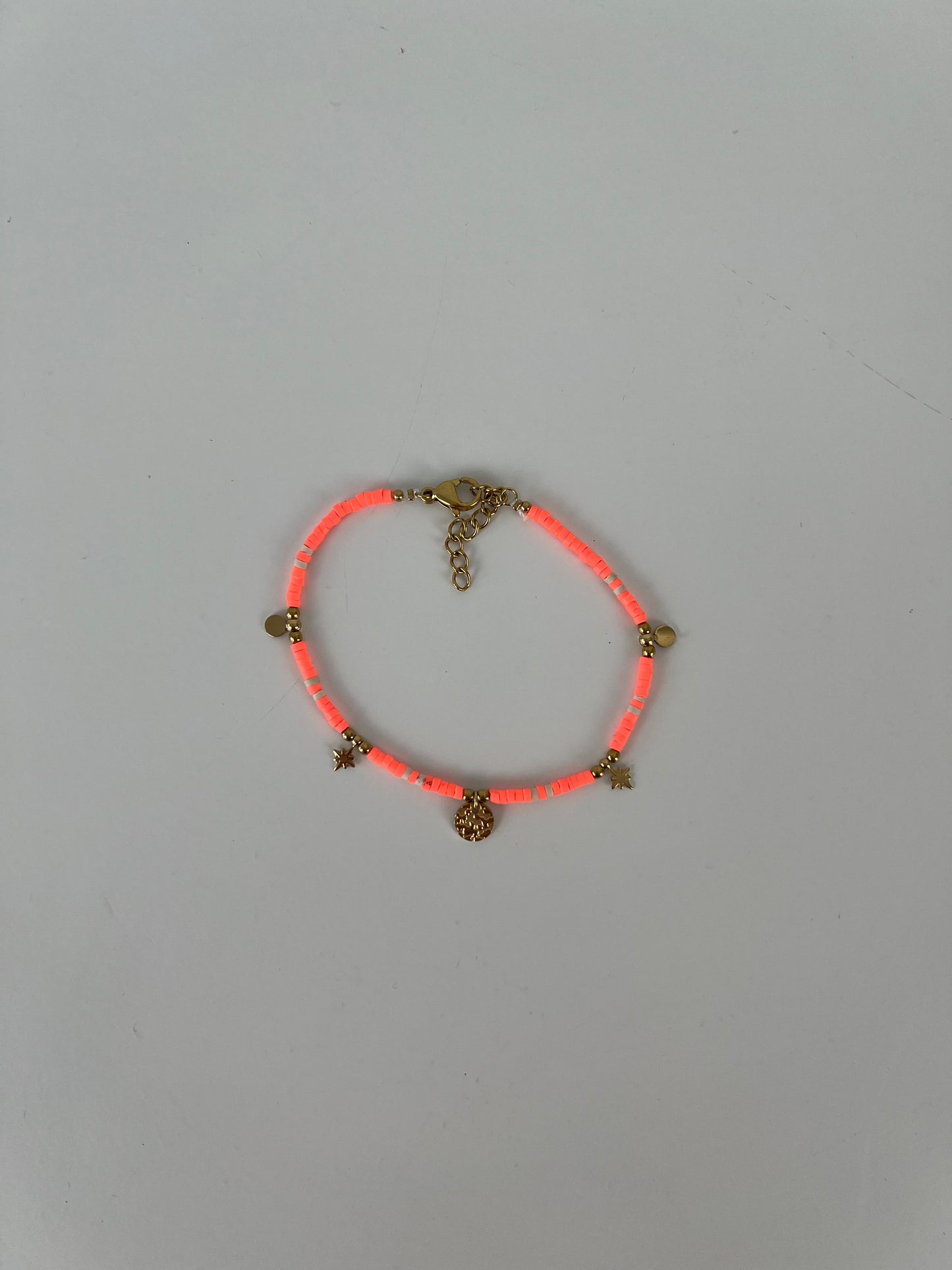 Armband fijne kraaltjes met bedeltjes