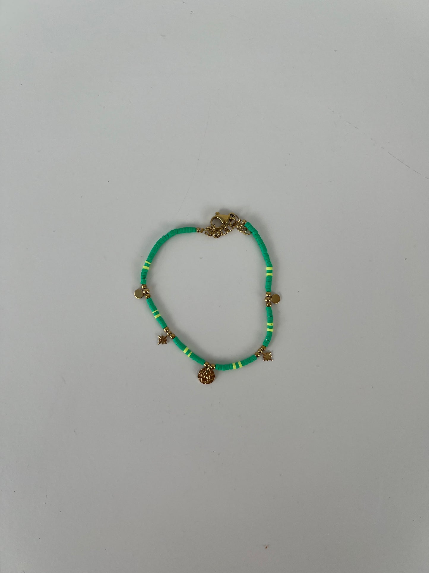 Armband fijne kraaltjes met bedeltjes