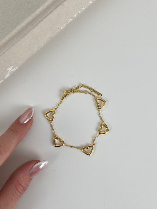 Armband met vijf open hartjes